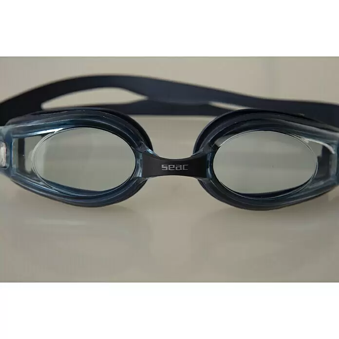 Seac Sub Gafas de natación Jump - Específico para: Adultos, Negro - Gafas de natación azul oscuro con lentes transparentes y logo "seac" en el puente.