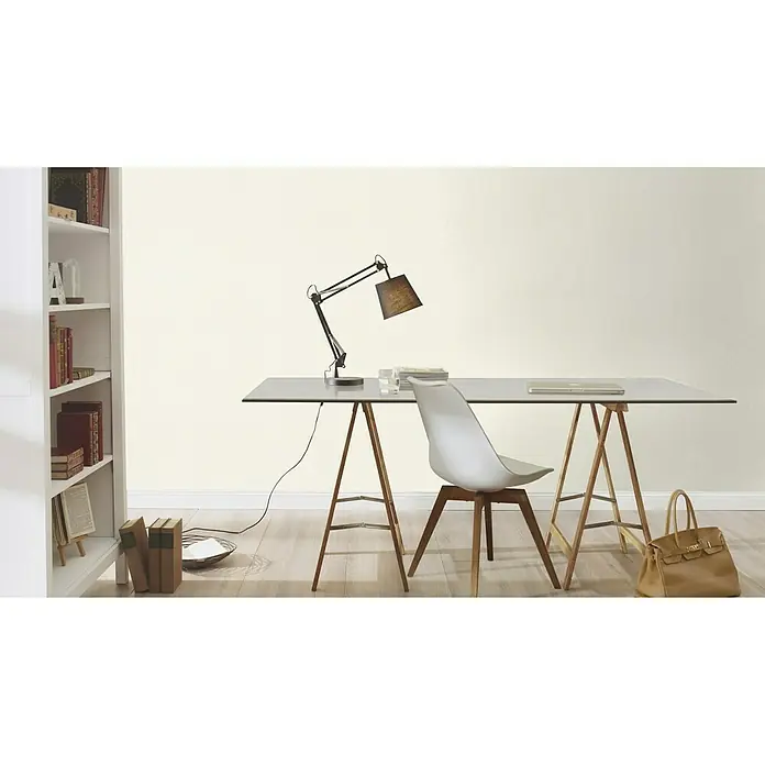 Rasch Berlin Vliestapete Muschel - Weiß, Uni, 10,05 x 0,53 m - Das Bild zeigt eine stilvolle Büroeinrichtung mit einem modernen Tisch, einer Lampe und einem Bücherregal, die eine elegante Arbeitsatmosphäre schaffen.