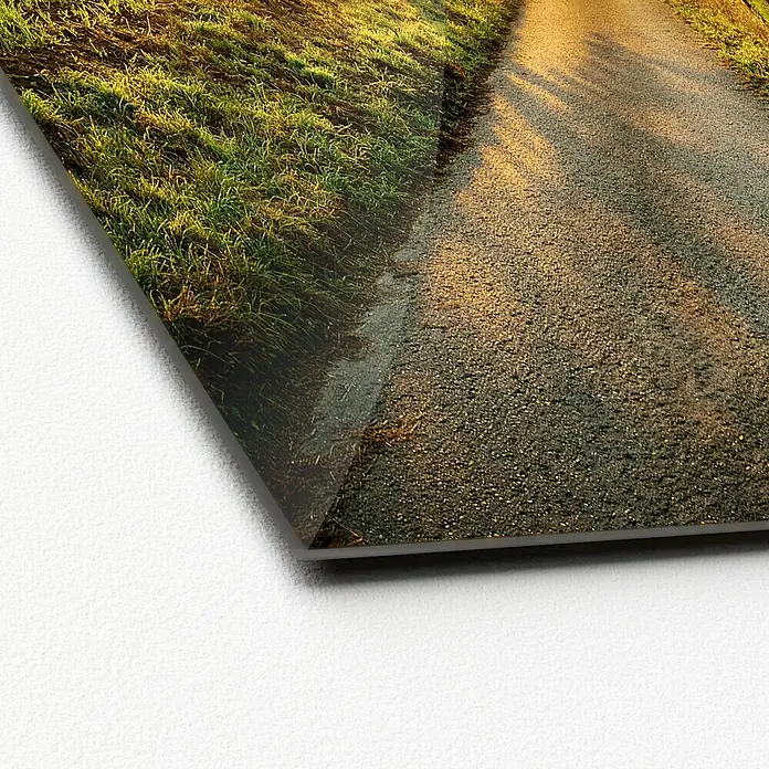 ProArt Glasbild - Way to Horizon, B x H: 50 x 50 cm - Nahaufnahme eines glänzenden Acrylglasdrucks mit einem Weg, der durch grüne Wiesen führt, und der Lichteffekte hervorhebt.