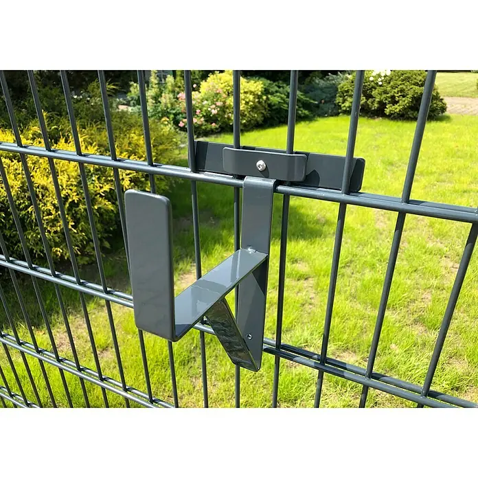 WMT Eindrehhalterung als Schlauchhalter - Anthrazit - Nahaufnahme eines an einem grauen Drahtzaun befestigten Gerätehalters. Ideal zum Aufhängen von Gartengeräten und Werkzeugen, um Ordnung zu schaffen.