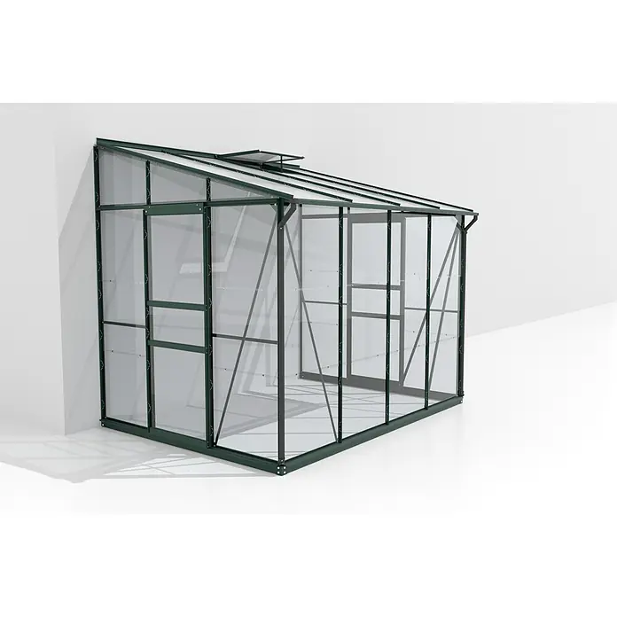 Vitavia Gewächshaus Osiris 5200 - Außenmaß inkl. Dachüberstand (B x T): 262,1 x 201 cm, 3 mm, Smaragd - Nahaufnahme eines Gewächshauses mit grünen Metallrahmen und klaren Glaspaneelen, das an einer weißen Wand steht.