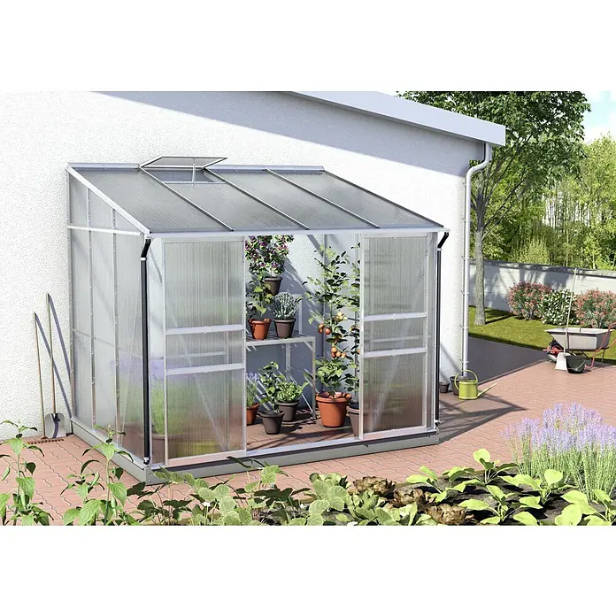 Vitavia Gewächshaus Osiris 5200 - Außenmaß inkl. Dachüberstand (B x T): 262,1 x 201 cm, 4 mm, Aluminium - Nahaufnahme eines Anlehngewächshauses mit transparenten Wänden, das Pflanzen und Regale im Inneren zeigt.
