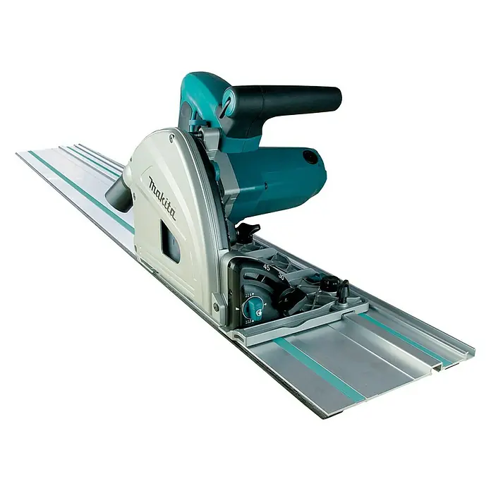 Makita Sierra de inmersión SP6000J1 - 1.300 W, Número de revoluciones de marcha en vacío: 6.400 r.p.m. - Imagen de una sierra de inmersión Makita con carril guía. Serrado preciso para proyectos de carpintería y bricolaje.