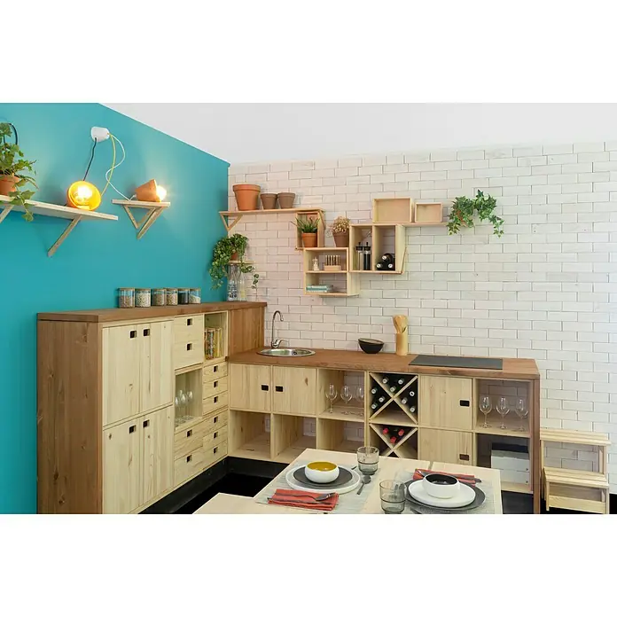 Astigarraga Triangle Soporte de estanterías - L x Al: 20 x 20 cm, Carga soportada: 20 kg, Natural - Vista de la cocina con muebles de cocina de madera clara que ofrecen espacio de almacenamiento, además de estantes y decoraciones en las paredes.