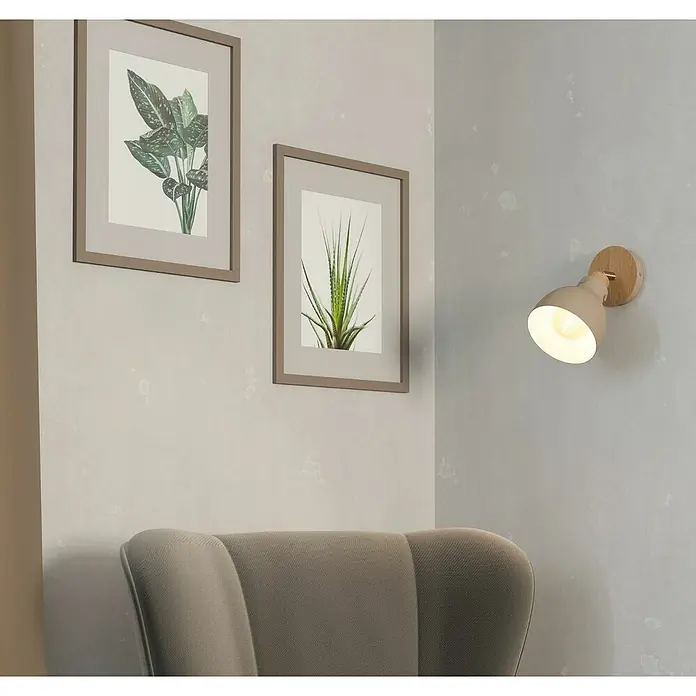 Eglo Foco con fijación Arrecife - Color del marco: Beige, E27, IP20 - Un primer plano de una lámpara de pared que emite una luz cálida, montada en una pared junto a impresiones botánicas enmarcadas.