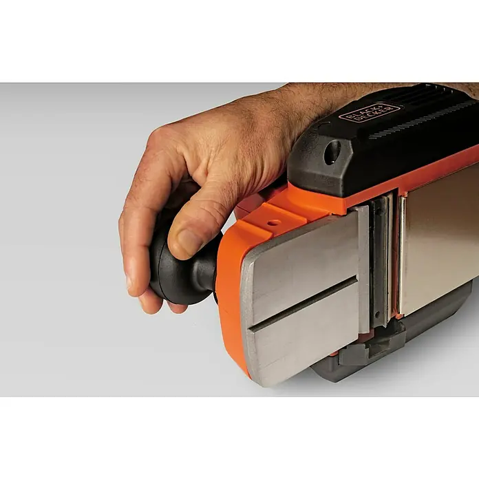 Black+Decker Cepilladora eléctrica BEW712 - 710 W, Profundidad de cepillo: 2 mm, Número de revoluciones de marcha en vacío: 16.500 r.p.m. - Primer plano de una cepilladora Black+Decker en acción, que ofrece resultados profesionales para la carpintería.