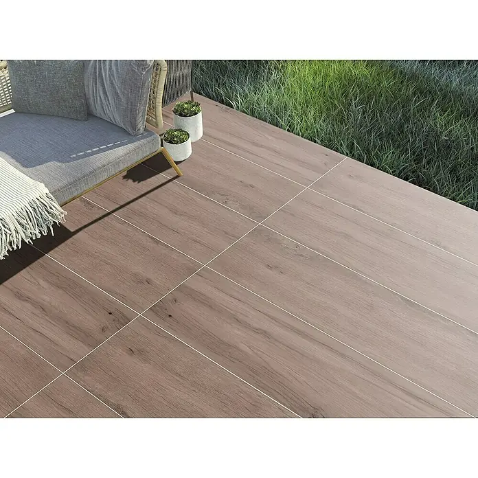 Terrassenfliese Timbertwo - 40 x 120 x 2 cm, Marone/Braun, Matt - Nahaufnahme von Keramikfliesen in Holzoptik auf einer Terrasse, die ein modernes und stilvolles Outdoor-Ambiente schaffen.