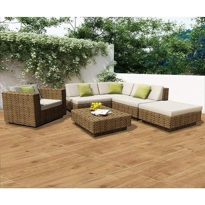 Terrassenfliese Timbertwo - 40 x 120 x 2 cm, Natural/Braun, Matt - Elegante Gartenmöbel-Set mit Rattansofa, Sessel, Hocker und Couchtisch auf einer Holzterrasse. Das perfekte Outdoor-Ensemble für entspannte Stunden im Freien.