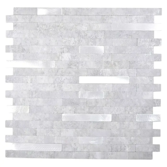 Selbstklebemosaik SAM 4IL24GS - 30 x 29 cm, Grau, Matt - Nahaufnahme einer Marmor-Mosaikfliese in Weiß und Silber. Die Fliese besteht aus kleinen, rechteckigen Stücken und ist ideal für Wandverkleidungen.