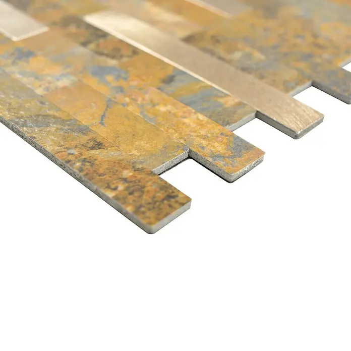 Selbstklebemosaik SAM 4IL28MSG - 30 x 29 cm, Gold/Bronze, Matt - Nahaufnahme der strukturierten Oberfläche von länglichen, mehrfarbigen Mosaikfliesen mit metallischen Akzenten.