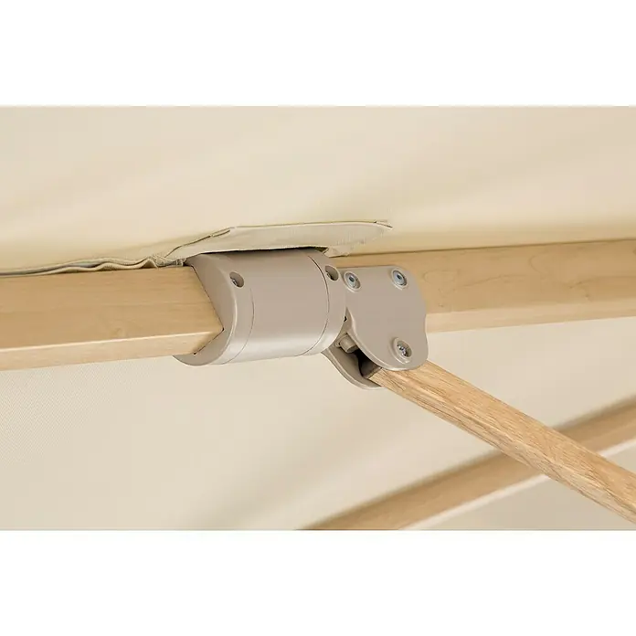 Schneider Classic Ampelschirm Rhodos Twist Loft - Natur, Bespannungsmaß (L x B): 300 x 300 cm - Nahaufnahme eines Verbindungsstücks eines Sonnenschirms aus hellem Holz und beigem Metall.