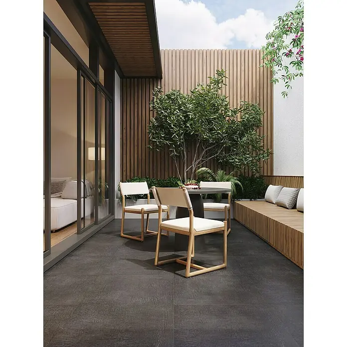 Terrassenfliese Beton - 60 x 60 x 2 cm, Anthrazit, Matt - Ein stilvoller Außenbereich mit schwarzen Bodenfliesen, der eine moderne und einladende Atmosphäre schafft. Die dunklen Fliesen kontrastieren schön mit den Holzdetails.