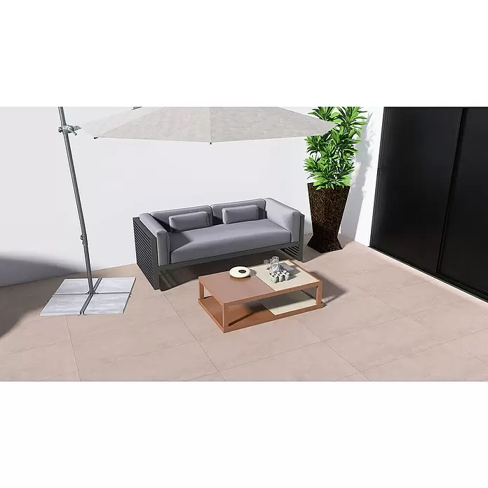 Terrassenfliese Modena - 60 x 120 x 2 cm, Taupe, Matt - Moderne Outdoor-Wohnlandschaft mit grauem Sofa, Holztisch und Sonnenschirm auf hellen Fliesen.