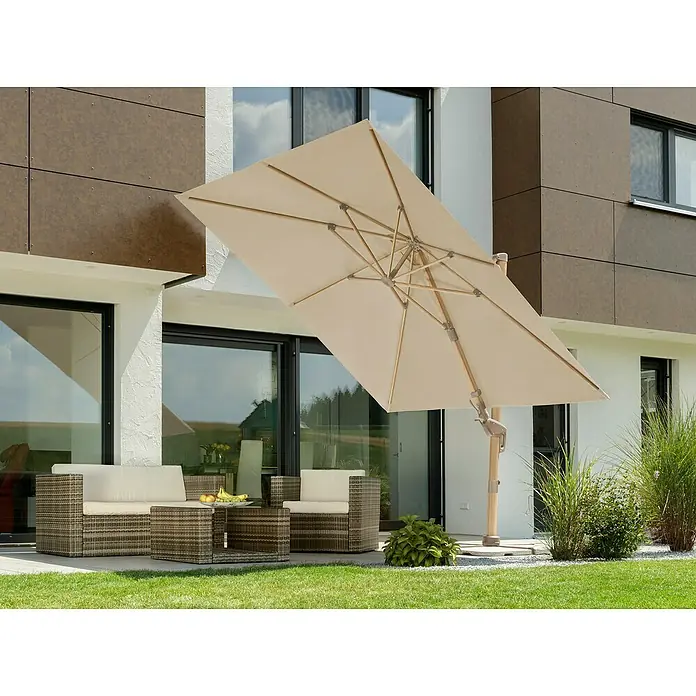Schneider Classic Ampelschirm Rhodos Twist Loft - Natur, Bespannungsmaß (L x B): 300 x 300 cm - Ein beigefarbener, rechteckiger Sonnenschirm steht auf einer Terrasse mit Gartenmöbeln vor einem modernen Haus.