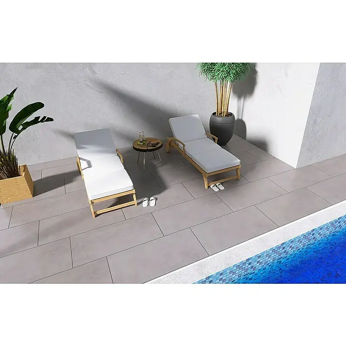 Terrassenfliese Modena - 60 x 120 x 2 cm, Ash/Graubraun, Matt - Zwei Liegestühle aus Holz mit weißen Polstern stehen neben einem kleinen Tisch und einem Pool. Ideal für entspannte Stunden im Freien.