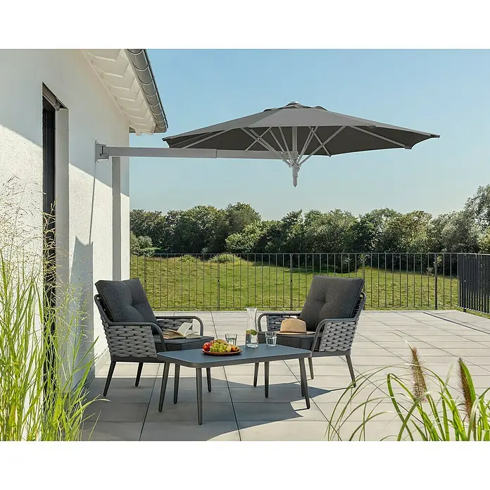 Schneider Wandschirm Muro - Anthrazit, Durchmesser Bespannung: 250 cm - Moderne Gartensitzgruppe mit zwei Stühlen, Tisch und einem Sonnenschirm, ideal für entspannte Stunden im Freien.