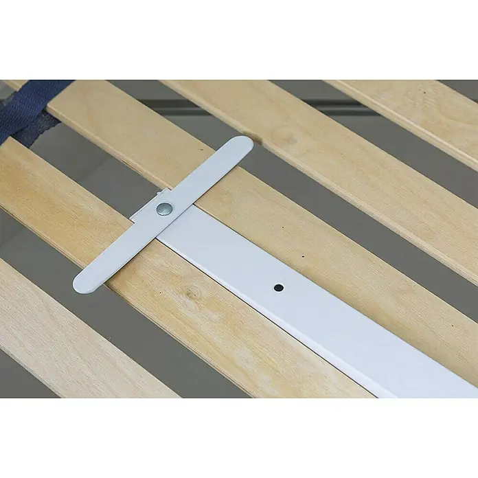 Abus Bettgitter Eric - Länge: 100 cm - Nahaufnahme von Holzlattenrost mit weißer Metallverstärkung und Befestigung, die Stabilität und Haltbarkeit des Bettes gewährleisten.