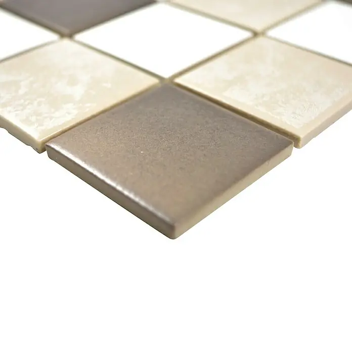 Mosaikfliese Quadrat Mix CD 218 - 30,6 x 30,6 cm, Braun/Weiß, Matt - Detailaufnahme von quadratischen Fliesen in Beige- und Brauntönen, die ein Schachbrettmuster bilden und die Textur und Farbvielfalt hervorheben.