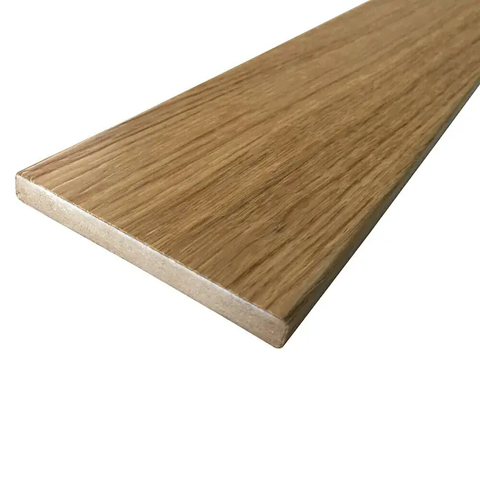 Rufete Tapeta barnizada - Roble, 2.230 x 90 x 10 mm, 1 ud. - Primer plano de una sola tabla de madera con una hermosa veta sobre un fondo negro, perfecto para el diseño de interiores.