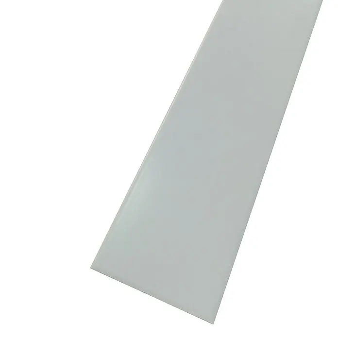 Rufete Listón rectangular Blanco - Largo: 100 cm - Foto de un zócalo gris de PVC. El tablero es estrecho y rectangular y es muy adecuado para los revestimientos de suelos.