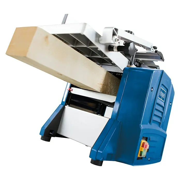 Scheppach Hobelmaschine HMS 850 - 1.250 W - Scheppach Hobelmaschine im Einsatz mit einem Holzstück. Die Maschine ist blau und weiß.