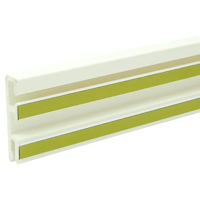 Sockelleiste Cubica - 250 cm x 14 mm x 60 mm, Weiß - Detailaufnahme einer weißen Kabelkanal-Leiste mit Klebestreifen. Ideal für ordentliche Kabelführung im Haus oder Büro.