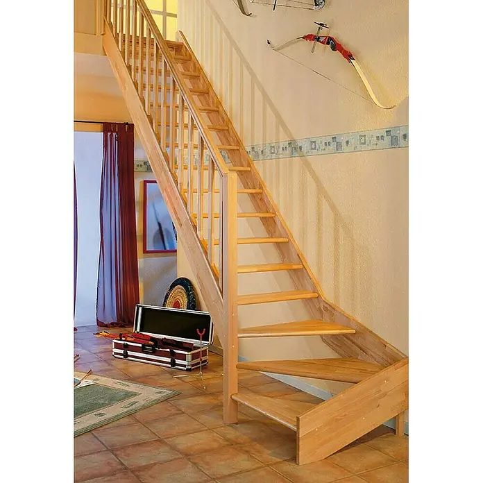 Dolle Raumspartreppe Paris - Breite: 83,5 cm, Buche, Lackiert, Geschosshöhe: 318 cm, 1/4-gewendelt links, Rechteckstäbe Holz, Ohne Setzstufen - Holztreppe mit Geländer im Innenraum, die zu einem höheren Stockwerk führt. Das Design ist einfach und funktional.