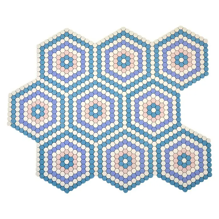 Mosaikfliese Hexagon CUBA HX9M - 18 x 17,8 cm, Blau/Rosa/Weiß, Matt - Ein faszinierendes Muster aus verbundenen, sechseckigen Fliesen in Blau-, Lila- und Weißtönen, das ein verspieltes und doch elegantes Design ergibt.