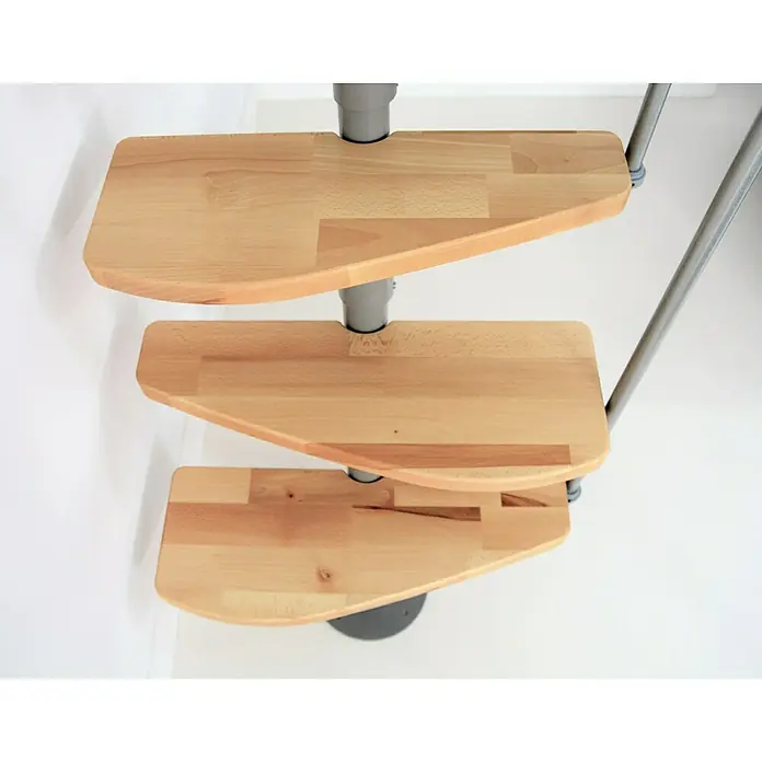 Minka Raumspartreppe Monaco - Breite: 60 cm, Grau, Farbe Stufen: Buche Natur, Geschosshöhe: 294 cm - Nahaufnahme einer Holztreppe mit Metallgeländer, die sich spiralförmig nach oben windet und ein modernes Design aufweist.