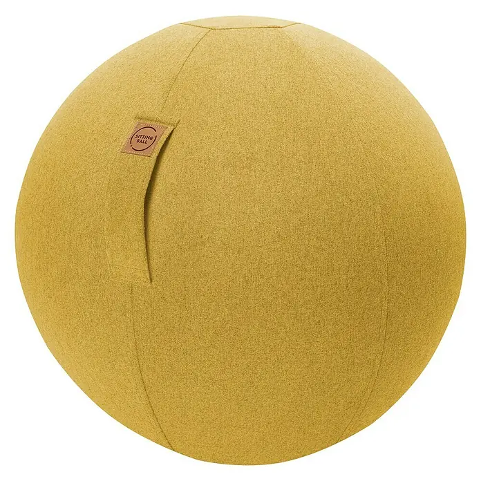 Sitting Ball Gymnastikball Felt - Senf, Durchmesser: 65 cm, 100 % Polyester - Goldgelber Sitzball mit Stoffbezug und Lederetikett. Der Ball ist ein modernes Möbelstück für ergonomisches Sitzen im Büro oder zu Hause.
