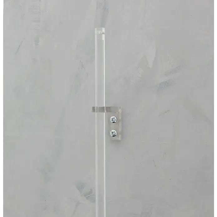 Zubehör-Set für Alu-Jalousien - 10 -tlg., Transparent - Klares Acrylrohr, befestigt mit Halterung und Schrauben an einer grauen Wand, für dekorative oder funktionale Zwecke.