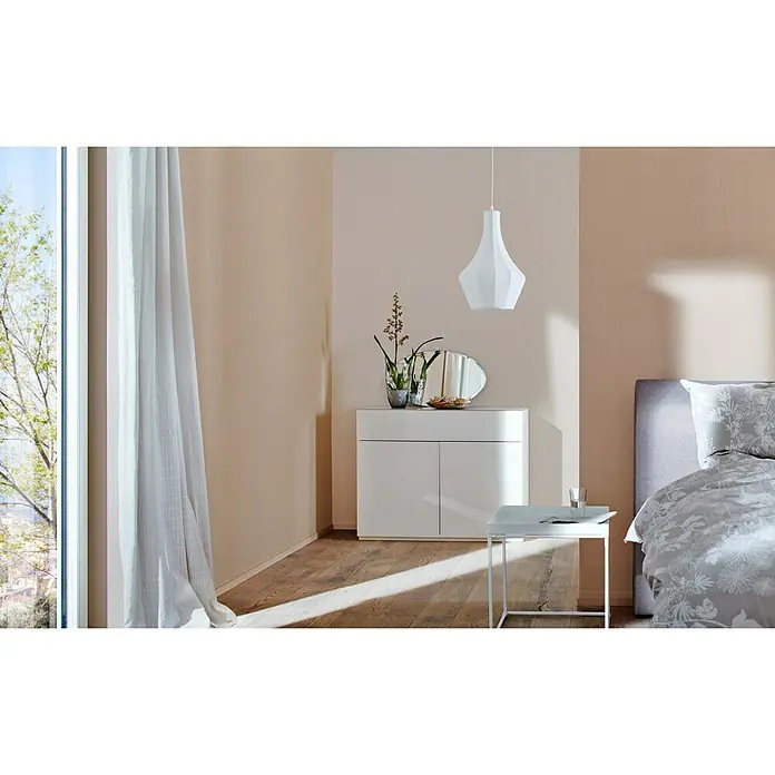 Knauf Putz-Abtönfarbe Compact Color - Muschel, 6 g - Ein modernes Schlafzimmer mit einer weißen Kommode, einem Nachttisch und einer stilvollen Hängelampe.