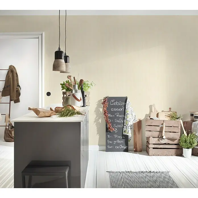 A.S. Création Vliestapete - Beige, Uni, 10,05 x 0,53 m - Eine Küche mit einer Tafel, auf der Essenspläne für die Woche stehen, und hölzernen Aufbewahrungskisten mit Kräutern.