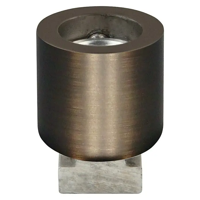 Expo Ambiente Deckenträger - Bronziert, Geeignet für: Ø 16, Ø 20, Ø 25, 18 x 18 mm Profile - Nahaufnahme eines zylinderförmigen Metall-Kerzenhalters in Bronze mit einer quadratischen Basis aus Stein.