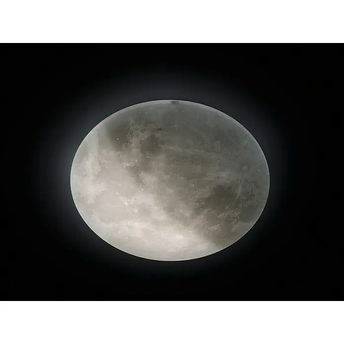 Trio Leuchten LED-Deckenleuchte rund Lunar - 40 W, Ø x H: 600 mm x 12 cm, Grau - Nahaufnahme des detaillierten Mondes. Die helle, fast volle Mondoberfläche offenbart Krater und Texturen vor einem tiefschwarzen Hintergrund.