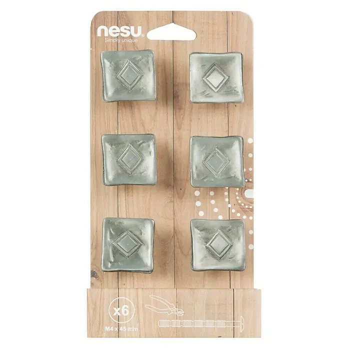 Nesu Tirador para muebles 2313 6 uds. - L x An x Al: 3,3 x 3,3 x 2,1 cm, Acero, Niquelado - Primer plano de un paquete con seis tiradores de muebles cuadrados y grises con un motivo de rombos.