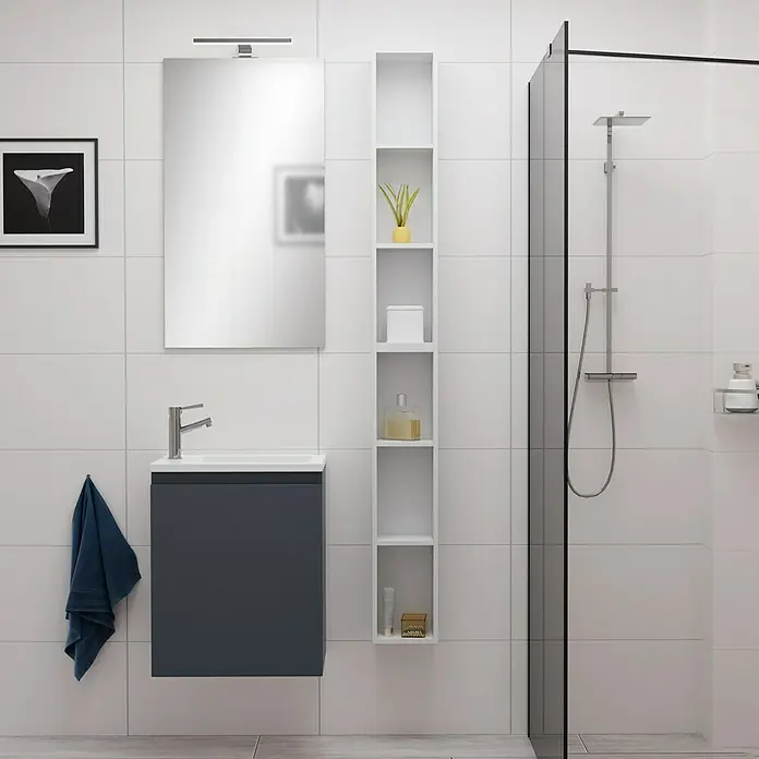 Camargue Espacio Badmöbel-Set F4 - 70 cm, Gama anthrazit matt - Badezimmer-Szene mit einem grauen Waschbeckenunterschrank, einem Spiegelschrank und einem hohen, schmalen Regal in einem modernen Badezimmer.