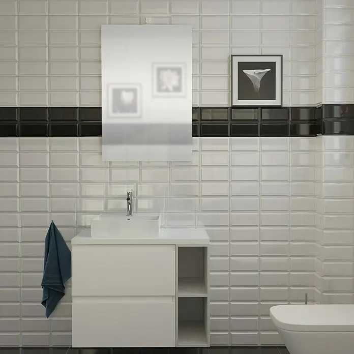 Badmöbel-Set G72 - 80 cm, Gama weiß matt - Badezimmer mit weißen Kacheln und einem modernen Waschbeckenunterschrank mit Spiegel.