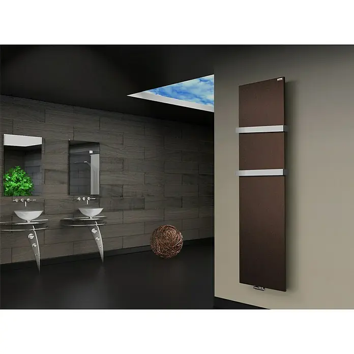 Szagato Designheizkörper Manhattan 3 - B x H: 470 x 1.800 mm, Wärmeleistung bei Vorlauftemperatur von 75 °C (D: 50): 1.118 W, Braun, Mit 2 Handtuchhalter (50 mm) - Stilvoller Heizkörper in dunklem Braun mit silbernen Handtuchhaltern, eine elegante Ergänzung für jedes moderne Badezimmer.