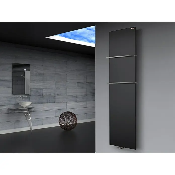 Szagato Designheizkörper Manhattan 3 - B x H: 470 x 1.800 mm, Wärmeleistung bei Vorlauftemperatur von 75 °C (D: 50): 1.118 W, Schwarz, Mit 2 Handtuchhalter (15 mm) - Elegantes Badezimmer-Interieur mit einem modernen, schwarzen Handtuchwärmer an der Wand, der für Wärme und Stil sorgt.