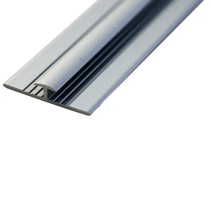 SanDesign Stoßprofil - Länge: 250 cm, Stärke: 3 mm, Aluminium - Eine Nahaufnahme eines silbernen Übergangsprofils für Bodenbeläge, das saubere Linien und eine robuste Konstruktion aufweist, ideal für moderne Räume.