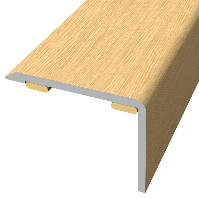 Baglinox Perfil para escalera Roble - 84 - Roble, 135 cm x 25 mm x 20 mm, Pegado - Primer plano de un perfil de escalera con aspecto de madera con borde gris y pasadores de fijación dorados.