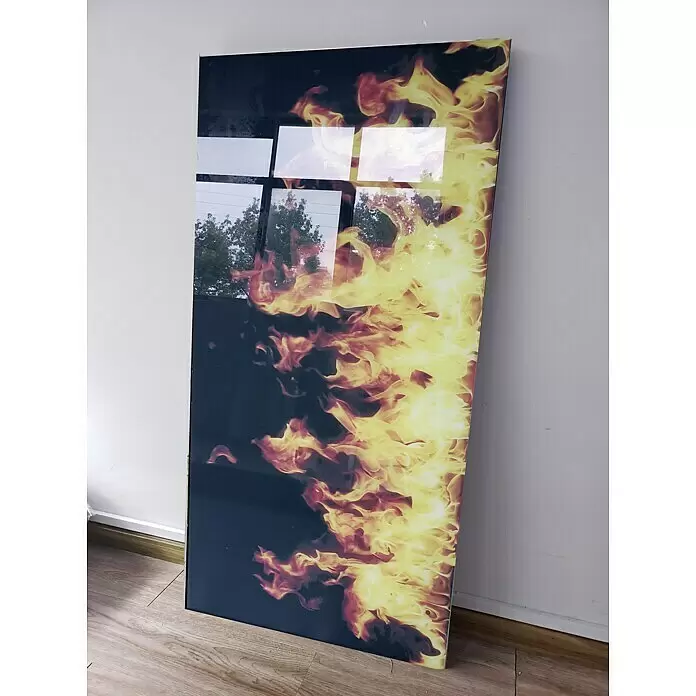 Papermoon Infrarot-Glasbildheizkörper Open Fire - 66 x 126 cm, 750 W - Glänzende rechteckige Platte mit einem lebendigen Feuerdesign aus gelben, orangefarbenen und roten Flammen auf dunklem Hintergrund.