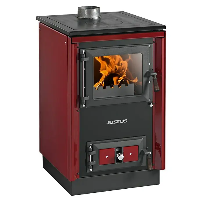 Justus Küchenherd Rustico-50 2.0 - 7 kW, Raumheizvermögen: 144 m³, Bordeaux - Abgebildet ist ein Justus-Holzofen in Rot und Schwarz. Der Ofen hat eine Sichtscheibe mit brennendem Holz und ein Warmhaltefach.