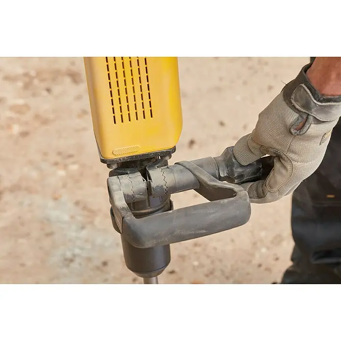 Stanley FatMax Martillo demoledor SFMEH230K-QS - 1.600 W, 15 J, Alojamiento SDS-MAX - Imagen de una persona operando un martillo de demolición con cuerpo amarillo y mango negro.