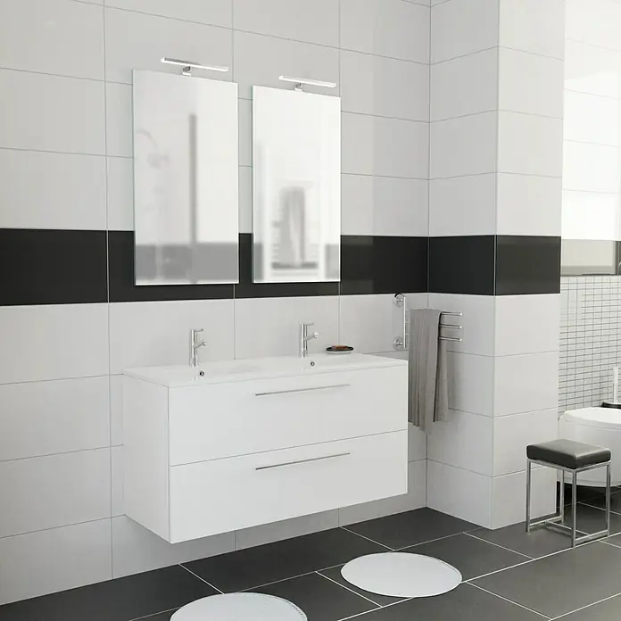 Camargue Espacio Badmöbel-Set K1 - 120 cm, Mira - Ein modernes Badezimmer mit einem weißen Doppelwaschtisch, zwei Spiegeln und schwarzen Akzenten. Der Waschtisch bietet praktischen Stauraum.
