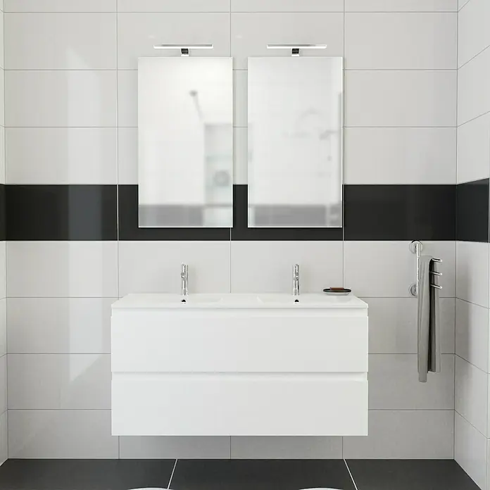 Camargue Espacio Badmöbel-Set K2 - 120 cm, Gama weiß matt - Badezimmer mit weißem Doppelwaschtisch und zwei Spiegeln, die eine moderne und minimalistische Ästhetik schaffen.
