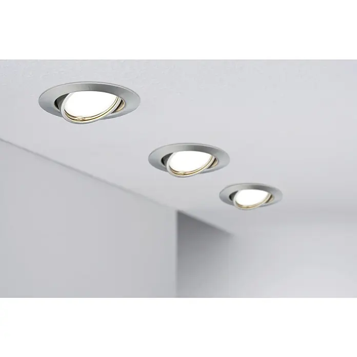 Paulmann LED-Einbauleuchten-Set Base - 5 W, Eisen gebürstet, 3 Stk., Warmweiß, Leuchtenkopf beweglich - Drei Deckenspots mit runden, silbernen Rahmen und warmweißem Licht in einer modernen Deckeninstallation.