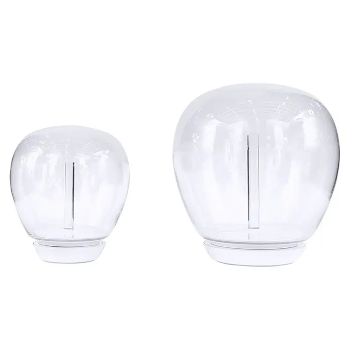 Artemide LED-Tischleuchte Empatia 26 - 20 W, Weiß, Warmweiß, Höhe: 29 cm - Zwei moderne, kugelförmige Tischleuchten mit durchsichtigem Lampenschirm und weißem Sockel vor schwarzem Hintergrund.