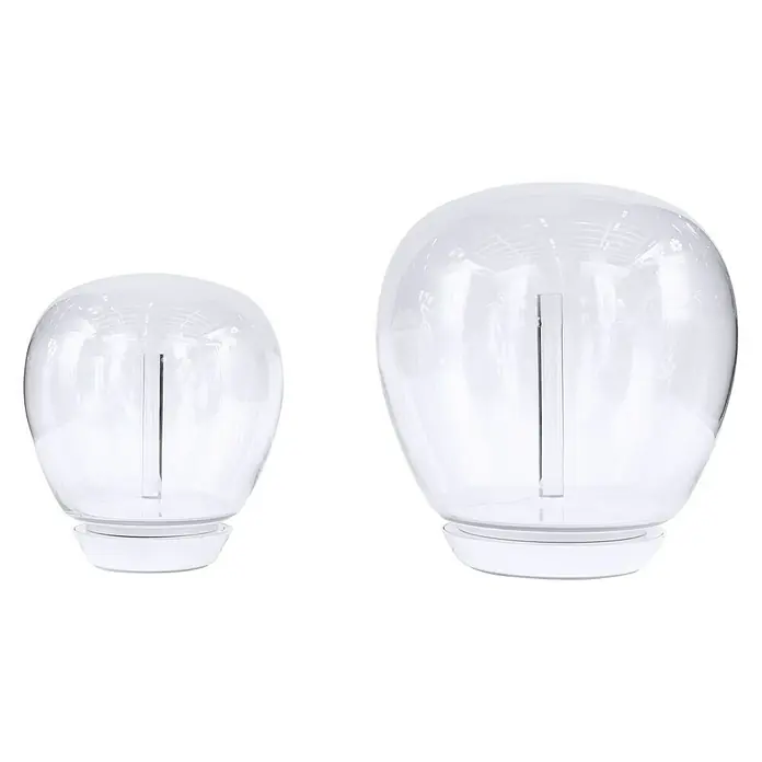 Artemide LED-Tischleuchte Empatia 26 - 20 W, Weiß, Warmweiß, Höhe: 29 cm - Zwei moderne, kugelförmige Tischleuchten mit durchsichtigem Lampenschirm und weißem Sockel vor schwarzem Hintergrund.